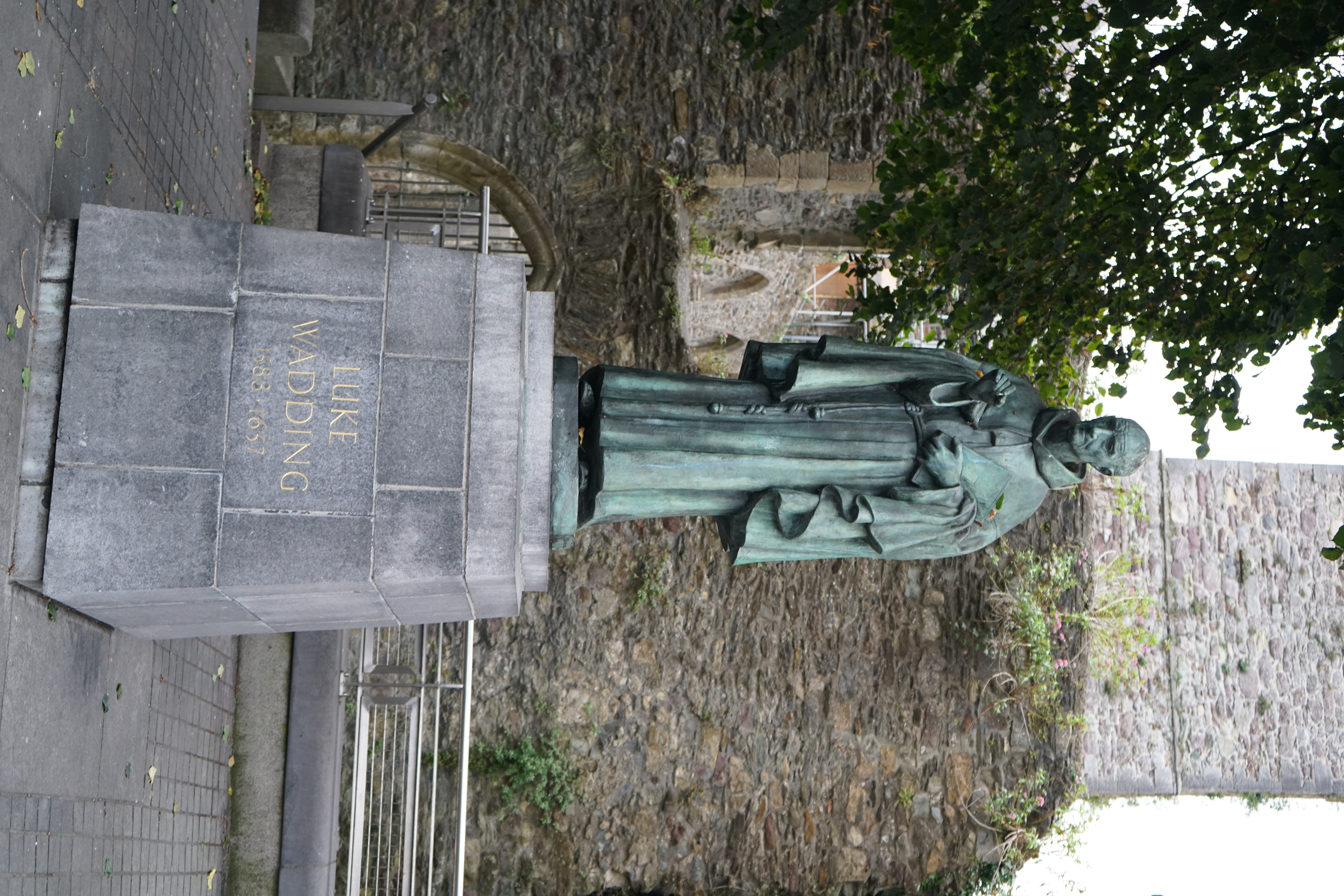 LUKE WADDING STATUE